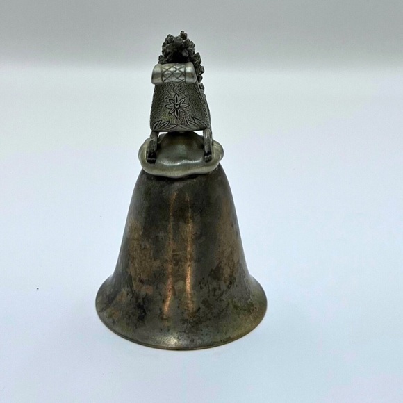 Vintage Silver Plated Christmas Bell / Sleigh
Topped Silver Ringing Bell - Picture 2 of 7